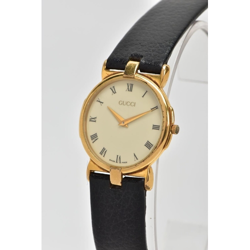 48 - A GENTS 'GUCCI' WRISTWATCH, round cream dial signed 'Gucci', Roman numerals, gold tone hands, within... 