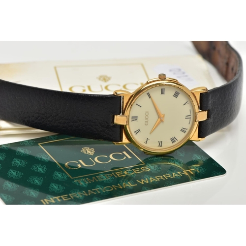 48 - A GENTS 'GUCCI' WRISTWATCH, round cream dial signed 'Gucci', Roman numerals, gold tone hands, within... 