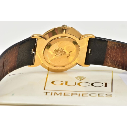 48 - A GENTS 'GUCCI' WRISTWATCH, round cream dial signed 'Gucci', Roman numerals, gold tone hands, within... 