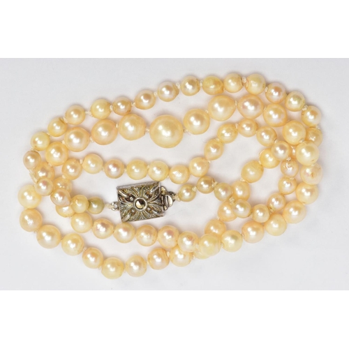 58 - A CULTURED PEARL NECKLACE, a single row of graduated cultured pearls, cream with a pink hue, largest... 