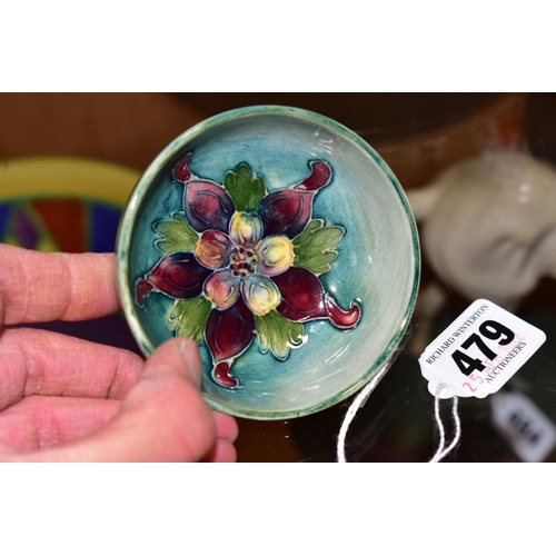 479 - A MOORCROFT POTTERY SMALL FOOTED DISH DECORATED WITH A COLUMBINE ON A MOTTLED GREEN / BLUE GROUND, i... 