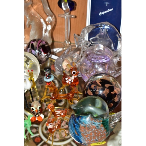 499 - A COLLECTION OF MODERN GLASS PAPERWEIGHTS HAND BLOWN ANIMAL AND BIRD FIGURES, ETC, including a Mats ... 