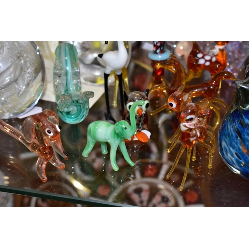 499 - A COLLECTION OF MODERN GLASS PAPERWEIGHTS HAND BLOWN ANIMAL AND BIRD FIGURES, ETC, including a Mats ... 