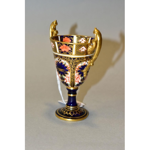 514 - A ROYAL CROWN DERBY IMARI 1128 MINIATURE TWIN HANDLED TROPHY CUP, height 10.8cm (Condition report: n... 