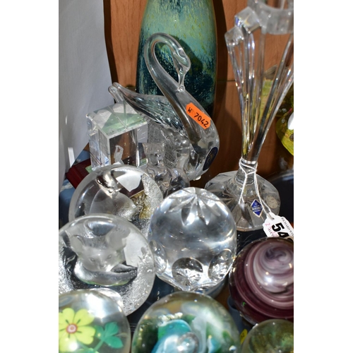 548 - TWELVE ITEMS OF MODERN GLASSWARE, including a Mdina blue and yellow carafe, a Tutbury Crystal swan, ... 