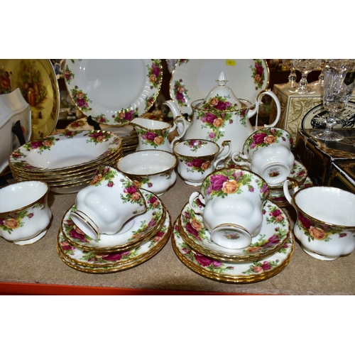 581 - A THIRTY FOUR PIECE ROYAL ALBERT OLD COUNTRY ROSES DINNER SERVICE, comprising a teapot, a sugar bowl... 