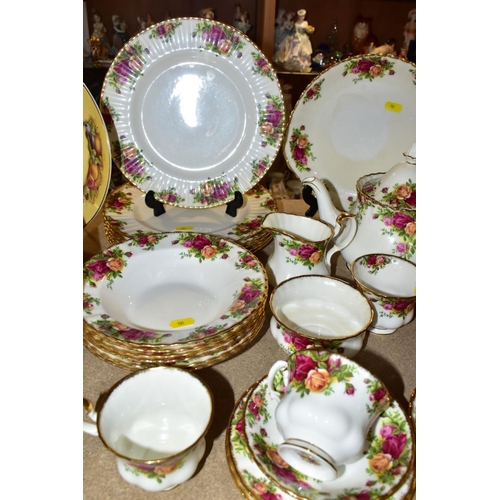 581 - A THIRTY FOUR PIECE ROYAL ALBERT OLD COUNTRY ROSES DINNER SERVICE, comprising a teapot, a sugar bowl... 