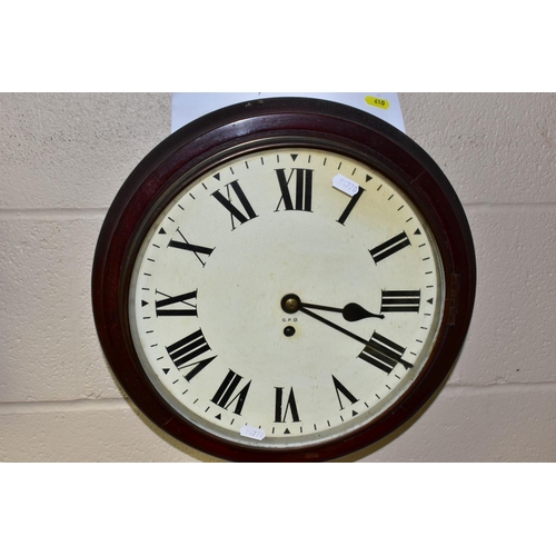 610 - AN EARLY 20TH CENTURY GPO CIRCULAR WALL CLOCK IN A MAHOGANY CASE, painted 29cm dial, Roman numerals,... 