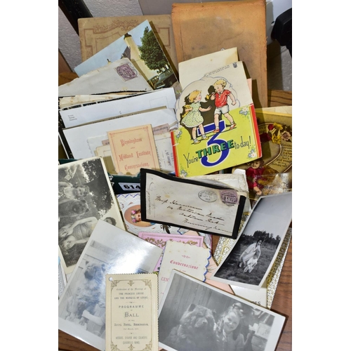 614 - A BOX OF EPHEMERA, to include a small collection of Victorian paper lace and similar greetings cards... 