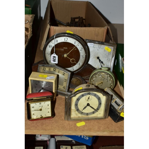 639 - A BOX AND LOOSE CLOCKS AND CLOCK PARTS, to include a Smiths shallow mantel clock, a Smiths travellin... 