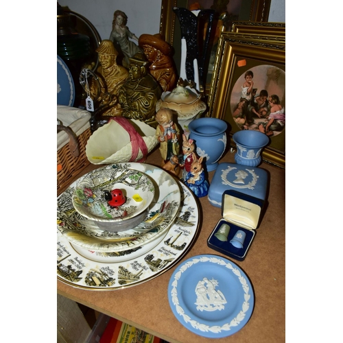 650 - A GROUP OF CERAMICS, GLASS WARES AND SUNDRY ITEMS, to include a cased pair of Wedgwood Jasperware Ch... 