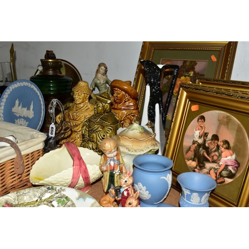 650 - A GROUP OF CERAMICS, GLASS WARES AND SUNDRY ITEMS, to include a cased pair of Wedgwood Jasperware Ch... 