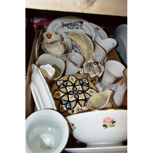 672 - FIVE BOXES AND LOOSE KITCHEN WARES AND CERAMICS, to include a boxed Kenwood juicer, a boxed Philips ... 