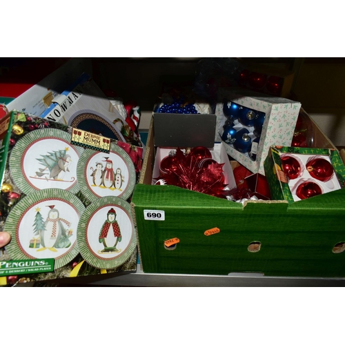 690 - FIVE BOXES AND LOOSE CHRISTMAS DECORATIONS, mainly late twentieth century and contemporary items, to... 