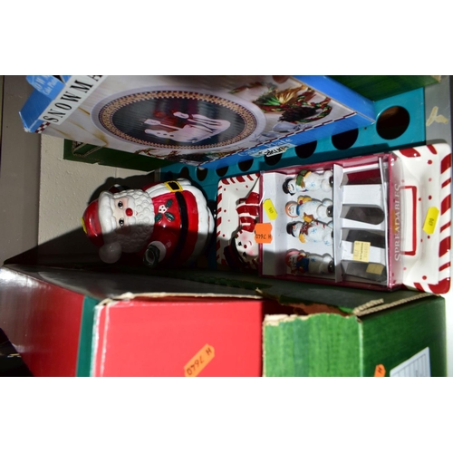 690 - FIVE BOXES AND LOOSE CHRISTMAS DECORATIONS, mainly late twentieth century and contemporary items, to... 