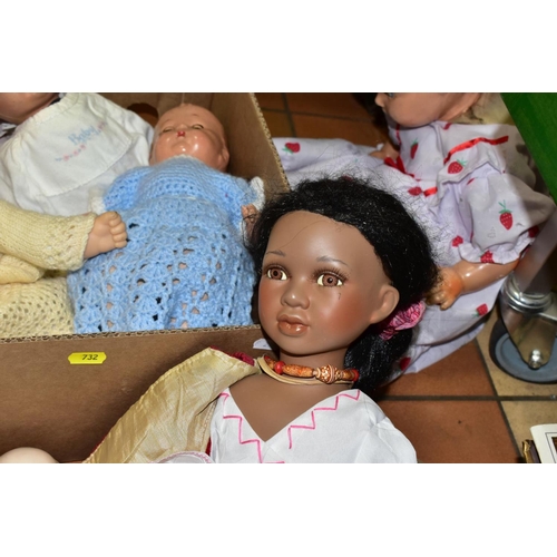 732 - A BOX AND LOOSE OF ASSORTED MID 20TH CENTURY AND MODERN DOLLS, including an Ashton Drake plastic and... 