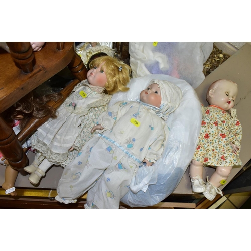 738 - A REPRODUCTION ASH CHILD'S SPINDLE BACK ELBOW CHAIR AND A QUANTITY OF PLASTIC AND BISQUE HEAD DOLLS,... 