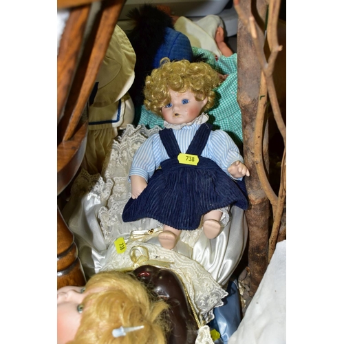 738 - A REPRODUCTION ASH CHILD'S SPINDLE BACK ELBOW CHAIR AND A QUANTITY OF PLASTIC AND BISQUE HEAD DOLLS,... 