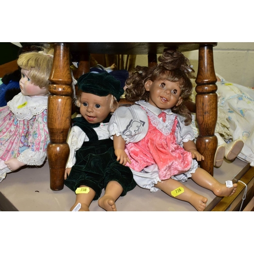 738 - A REPRODUCTION ASH CHILD'S SPINDLE BACK ELBOW CHAIR AND A QUANTITY OF PLASTIC AND BISQUE HEAD DOLLS,... 