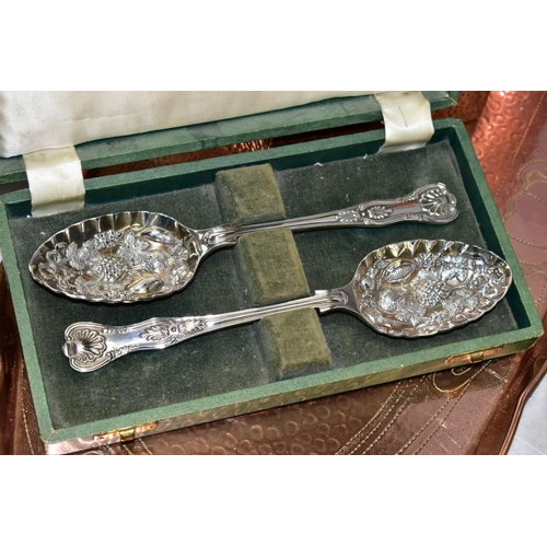 782 - METAL WARES COMPRISING A BOXED SET OF SILVER PLATED FRUIT SPOONS,  an arts and crafts copper tray ap... 