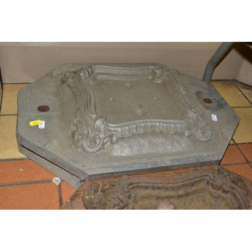 813 - A VICTORIAN CAST IRON BOOT SCRAPER, together with the mould to produce the base of the scraper and s... 