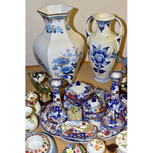 833 - A GROUP OF CERAMICS, to include a Royal Albert Old Country Roses covered jar and vase height 8cm, a ... 