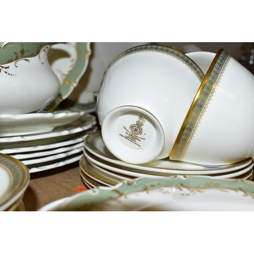 836 - A TWENTY NINE PIECE ROYAL DOULTON FONTAINEBLEAU H4978 DINNER SERVICE WITH EIGHTEEN PIECES OF CLAREND... 