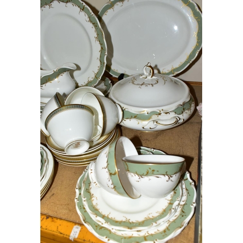 836 - A TWENTY NINE PIECE ROYAL DOULTON FONTAINEBLEAU H4978 DINNER SERVICE WITH EIGHTEEN PIECES OF CLAREND... 