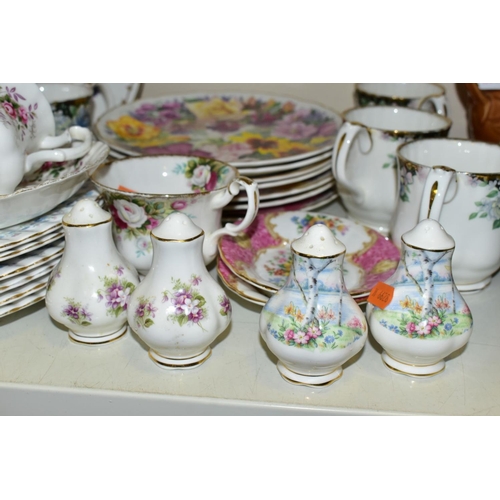 852 - A GROUP OF ASSORTED ROYAL ALBERT CERAMICS, comprising six Memory Lane dinner plates and a saucer, si... 