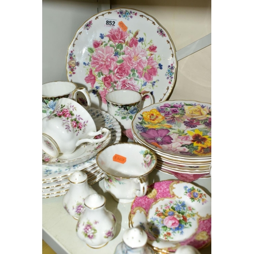 852 - A GROUP OF ASSORTED ROYAL ALBERT CERAMICS, comprising six Memory Lane dinner plates and a saucer, si... 