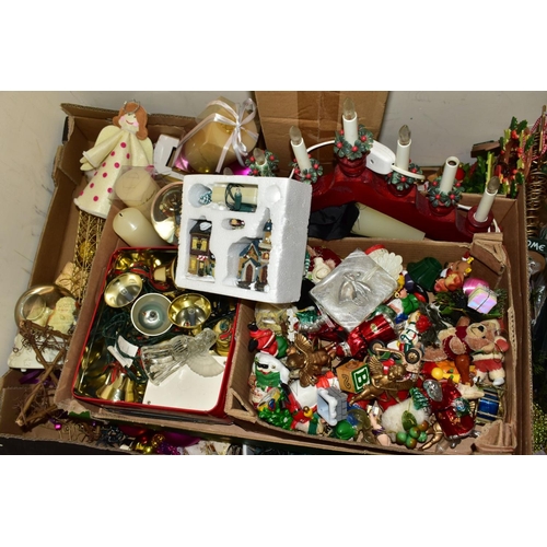 856 - FOUR BOXES AND LOOSE CHRISTMAS DECORATIONS, mainly late twentieth century and contemporary items, to... 