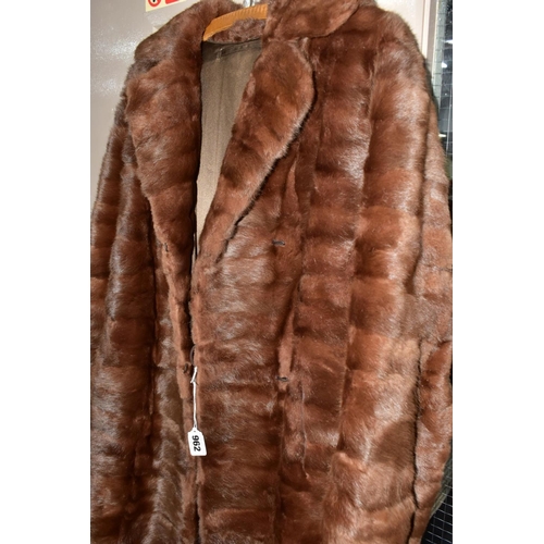 962 - A LADIES THREE QUARTER LENGTH BROWN FUR COAT, possibly musquash