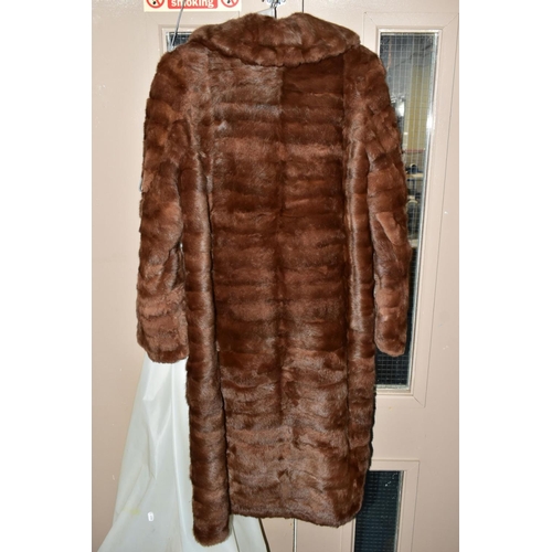 962 - A LADIES THREE QUARTER LENGTH BROWN FUR COAT, possibly musquash