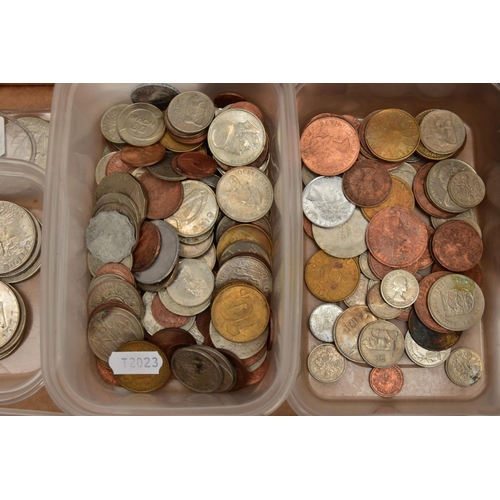 187 - A BOX CONTAINING PLASTIC TRAYS OF MIXED WORLD COINS AND COMMEMORATIVES A 2001 £5 COIN ETC