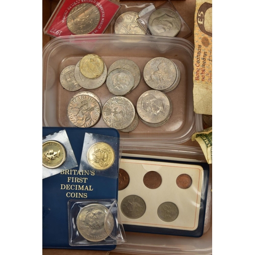 187 - A BOX CONTAINING PLASTIC TRAYS OF MIXED WORLD COINS AND COMMEMORATIVES A 2001 £5 COIN ETC