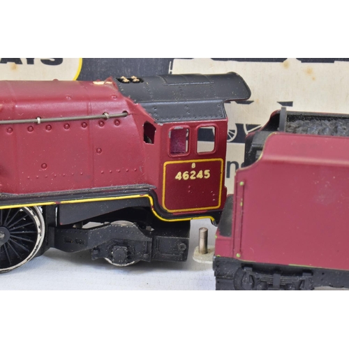 47 - A BOXED WRENN OO GAUGE DUCHESS CLASS LOCOMOTIVE, 'City of London' No.46245, B.R. maroon livery (W222... 