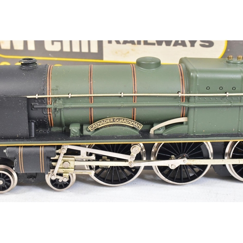 48 - A BOXED WRENN OO GAUGE ROYAL SCOT CLASS LOCOMOTIVE, 'Grenadier Guardsman' No.46110, B.R. green liver... 