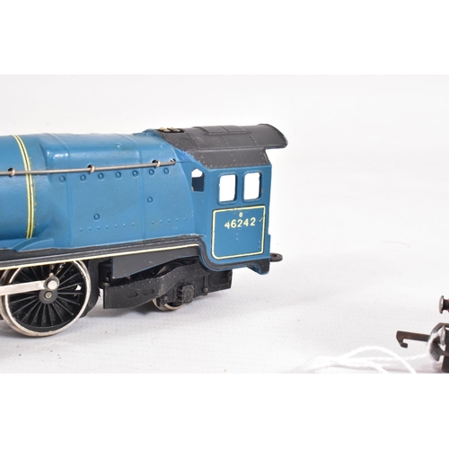 50 - A BOXED WRENN OO GAUGE DUCHESS CLASS LOCOMOTIVE, 'City of Glasgow' No.46242, B.R. blue livery (W2229... 