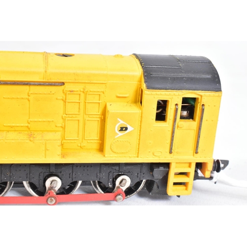 53 - A BOXED WRENN OO GAUGE CLASS 08 SHUNTER, Dunlop yellow livery (W2243), missing Dunlop decal from one... 