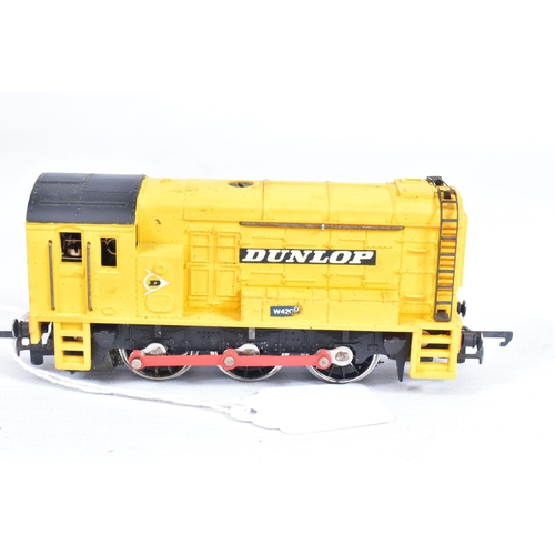 53 - A BOXED WRENN OO GAUGE CLASS 08 SHUNTER, Dunlop yellow livery (W2243), missing Dunlop decal from one... 