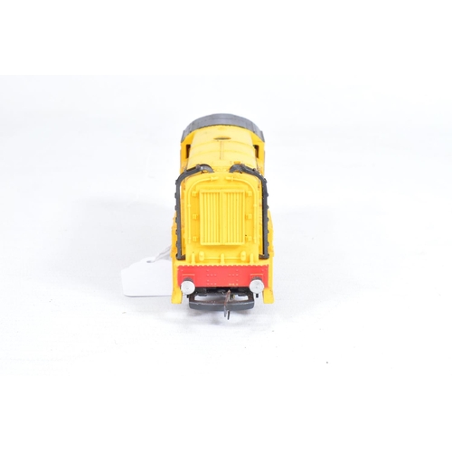 53 - A BOXED WRENN OO GAUGE CLASS 08 SHUNTER, Dunlop yellow livery (W2243), missing Dunlop decal from one... 