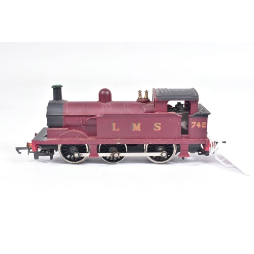 56 - THREE BOXED WRENN OO GAUGE CLASS R1 TANK LOCOMOTIVES, No.1127, S.R. green livery (W2207), renumbered... 