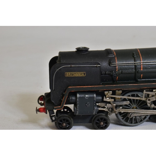 59 - A BOXED TRIX HO GAUGE BRITANNIA CLASS LOCOMOTIVE, 'Britannia' No.70000, B.R. green livery (1109/1110... 