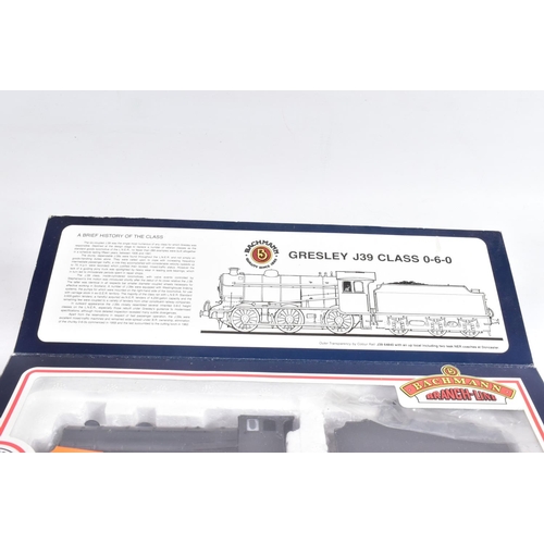 62 - TWO BOXED BACHMANN OO GAUGE LOCOMOTIVES, unnumbered class J39, plain black livery (ex No.64958?) (31... 