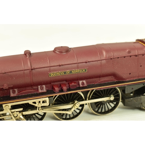 68 - THREE BOXED HORNBY RAILWAYS OO GAUGE DUCHESS CLASS LOCOMOTIVES,  'Duchess of Sutherland' No.6233 (R0... 