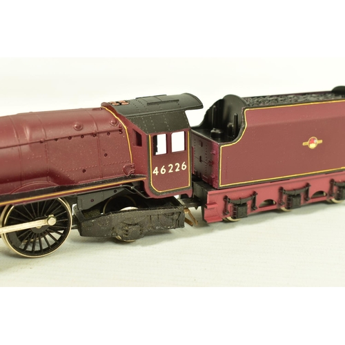 68 - THREE BOXED HORNBY RAILWAYS OO GAUGE DUCHESS CLASS LOCOMOTIVES,  'Duchess of Sutherland' No.6233 (R0... 