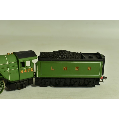 76 - THREE BOXED HORNBY OO GAUGE LOCOMOTIVES OF L.N.E.R. ORIGIN, class B17 'Manchester United' No.2862, (... 