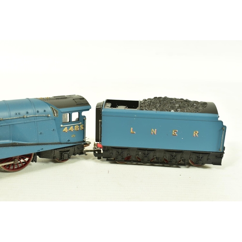 76 - THREE BOXED HORNBY OO GAUGE LOCOMOTIVES OF L.N.E.R. ORIGIN, class B17 'Manchester United' No.2862, (... 