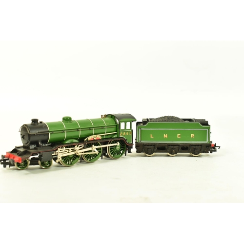 76 - THREE BOXED HORNBY OO GAUGE LOCOMOTIVES OF L.N.E.R. ORIGIN, class B17 'Manchester United' No.2862, (... 