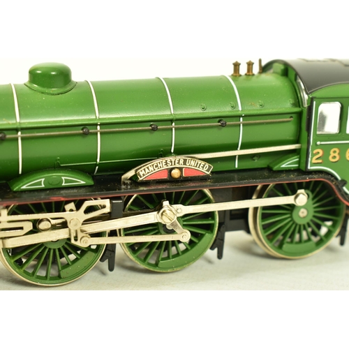 76 - THREE BOXED HORNBY OO GAUGE LOCOMOTIVES OF L.N.E.R. ORIGIN, class B17 'Manchester United' No.2862, (... 